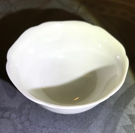 Trois tasses et soucoupes en porcelaine blanc de Chine &agrave; d&eacute;cor anhua, Yongzheng/Qianlong