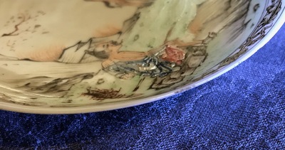 Une tasse et soucoupe en porcelaine de Chine famille rose &agrave; d&eacute;cor raffin&eacute; de figures, Yongzheng