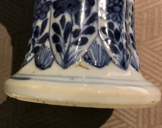 Une garniture de cinq vases en porcelaine de Chine bleu et blanc, Kangxi