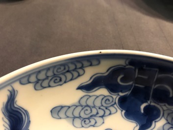 Une paire d'assiettes en porcelaine de Chine bleu et blanc aux dragons et qilins, marque et &eacute;poque de Yongzheng