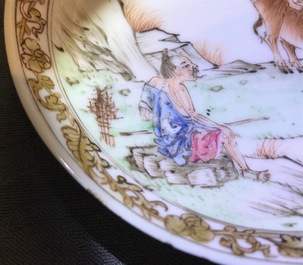 Une tasse et soucoupe en porcelaine de Chine famille rose &agrave; d&eacute;cor raffin&eacute; de figures, Yongzheng