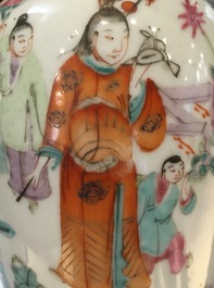 Cinq vases en porcelaine de Chine famille rose, 19/20&egrave;me