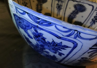 Een grote Chinese blauwwitte kraakporseleinen kom met florale vakverdeling, Wanli