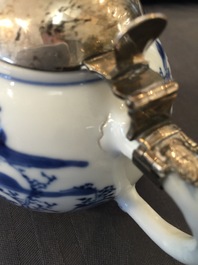 Un moutardier en porcelaine de Chine bleu et blanc, mont&eacute; en argent, Kangxi