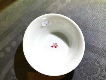 Une paire de tasses et soucoupes en porcelaine de Chine famille rose aux chevaux, Yongzheng/Qianlong