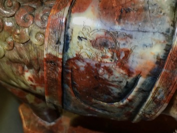 Une figure de l'immortel Vajraputra sur un lion bouddhiste en pierre de savon, Kangxi/Qianlong