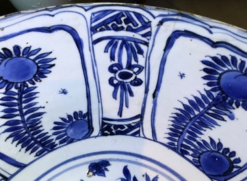 Een grote Chinese blauwwitte kraakporseleinen kom met florale vakverdeling, Wanli