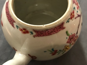 Une th&eacute;i&egrave;re et son couvercle en porcelaine de Chine famille rose, Yongzheng