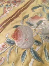 Een Chinees geborduurd geel zijden doek met perziken, Qing