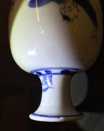 Un vase en porcelaine de Chine bleu et blanc aux gar&ccedil;ons jouants, Kangxi