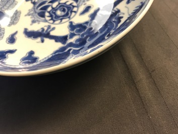 Een paar Chinese blauwwitte borden met draken en qilin decor, Yongzheng merk en periode