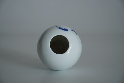 Un vase de lettr&eacute; en porcelaine de Chine bleu et blanc &agrave; d&eacute;cor d'un turdo&iuml;de, sign&eacute; Wang Bu (1898&ndash;1968)