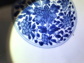 Un bol couvert en porcelaine de Chine de type kraak, Wanli, et un bol &agrave; d&eacute;cor floral, Kangxi