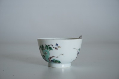 Une tasse et soucoupe en porcelaine de Chine famille verte, marque de yin yang, Kangxi