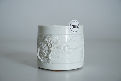 Un pot &agrave; pinceaux en porcelaine blanc de Chine, 18/19&egrave;me