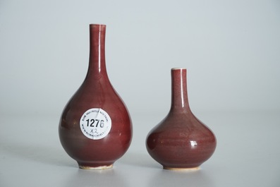 Deux vases en porcelaine de Chine rouge monochrome, marque de Xuande, 18/19&egrave;me
