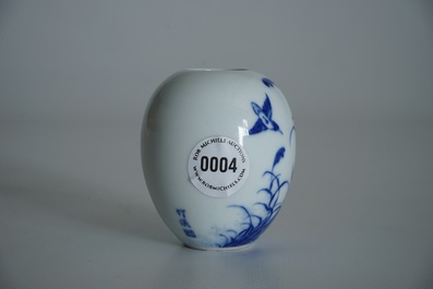 Un vase de lettr&eacute; en porcelaine de Chine bleu et blanc &agrave; d&eacute;cor d'un turdo&iuml;de, sign&eacute; Wang Bu (1898&ndash;1968)