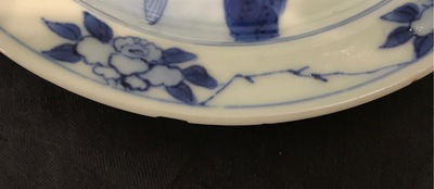 Une coupe en porcelaine de Chine bleu et blanc &agrave; d&eacute;cor d'un moine, &eacute;poque Transition
