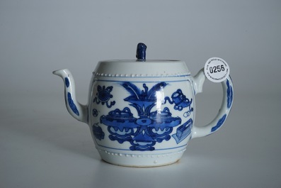 Een Chinese blauwwitte theepot met decor van kostbaarheden, Kangxi