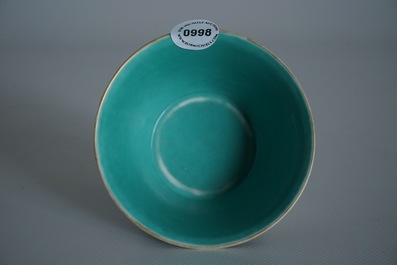 Un bol en porcelaine de Chine famille rose, marque et &eacute;poque de Jiaqing