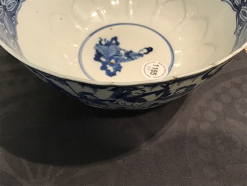 Een Chinese blauwwitte kom met figuren, Kangxi en een klapmuts met blauwwit kraanvogeldecor, wellicht Wanli