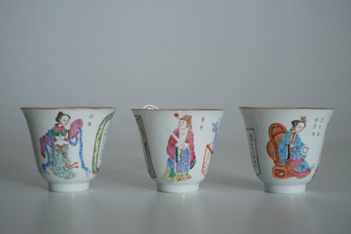 Trois tasses et soucoupes en porcelaine de Chine famille rose &agrave; d&eacute;cor Wu Shuang Pu, 19&egrave;me