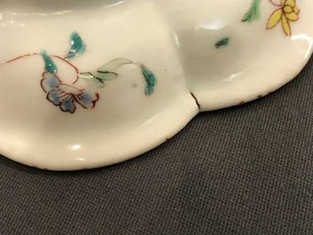 Een Chinese famille rose theepot op onderschotel met reli&euml;fdecor, Yongzheng