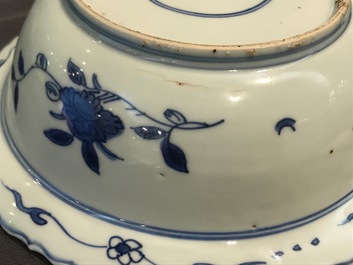 Een Chinese blauwwitte kom met figuren, Kangxi en een klapmuts met blauwwit kraanvogeldecor, wellicht Wanli