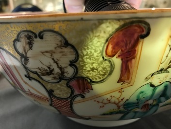 Une paire de grands bols en porcelaine de Chine famille rose &agrave; d&eacute;cor mandarin, Qianlong