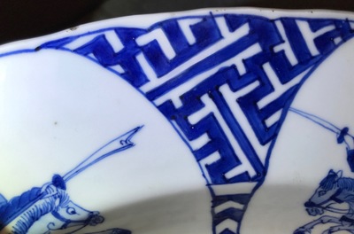 Un plat en porcelaine de Chine bleu et blanc &agrave; d&eacute;cor d'une bataille, marque de Chenghua, Kangxi