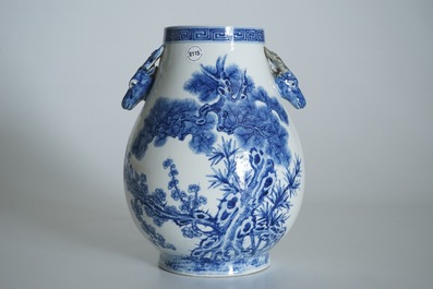 Un vase de forme hu en porcelaine de Chine bleu et blanc &agrave; d&eacute;cor &quot;Les Trois Amis de l'hiver&quot;, marque de Qianlong, 19/20&egrave;me