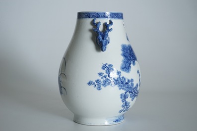 Een Chinese blauwwitte hu vaas met &quot;Drie vrienden van de winter&quot; decor, Qianlong merk, 19/20e eeuw
