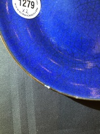 Een paar Chinese monochroom blauwe borden met ge-type craquel&eacute; glazuur, Yongzheng