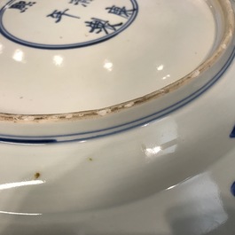 Een Chinese blauwwitte schotel met floraal decor, Kangxi merk en periode