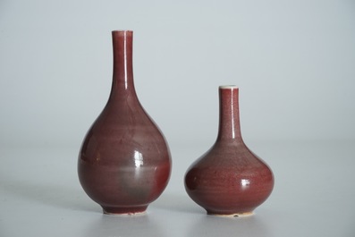 Twee Chinese monochrome rode vazen, Xuande merk, 18/19e eeuw