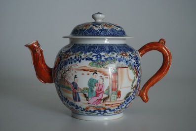 Een grote Chinese famille rose theepot met mandarijns decor, Qianlong