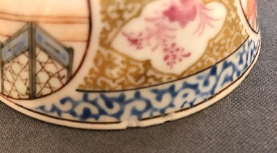 Trois tasses et soucoupes en porcelaine de Chine famille rose et dor&eacute;, Yongzheng/Qianlong