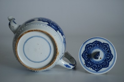 Een Chinese blauwwitte theepot met decor van kostbaarheden, Kangxi