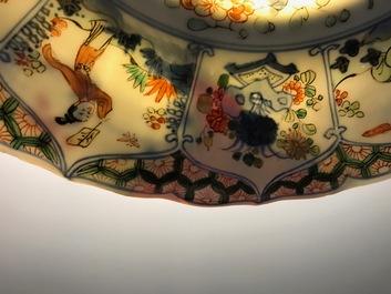 Un plat en porcelaine de Chine famille verte aux armes de Namur, Kangxi/Yongzheng