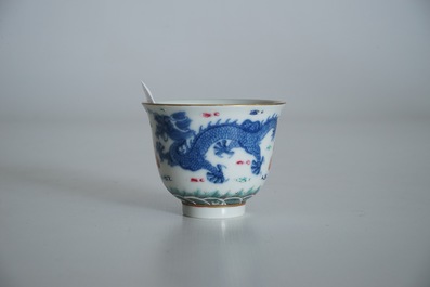 Une tasse et trembleuse en porcelaine de Chine famille rose aux dragons, marque de Qianlong, 19/20&egrave;me