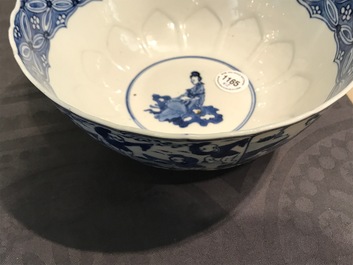 Een Chinese blauwwitte kom met figuren, Kangxi en een klapmuts met blauwwit kraanvogeldecor, wellicht Wanli