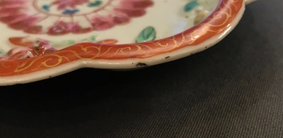 Une th&eacute;i&egrave;re sur pr&eacute;sentoir en porcelaine de Chine famille rose &agrave; d&eacute;cor en relief, Yongzheng