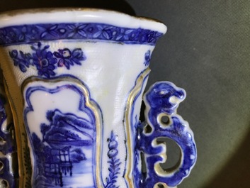 Een garnituur van drie Chinese blauwwitte dekselvazen met landschapsdecor, Qianlong