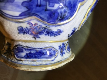 Een garnituur van drie Chinese blauwwitte dekselvazen met landschapsdecor, Qianlong