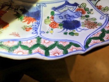 Un plat en porcelaine de Chine famille verte aux armes de Namur, Kangxi/Yongzheng