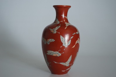 Een Chinese vaas met vlinders op koraalrode fondkleur, Qianlong merk, 19/20e eeuw