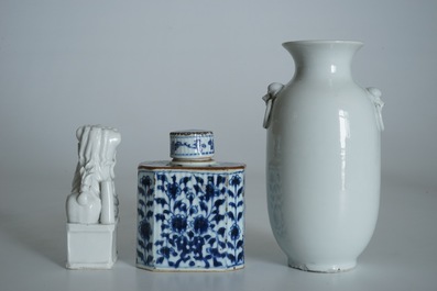 Un vase et un lion de temple en porcelaine blanc de Chine de Dehua et une bo&icirc;te &agrave; th&eacute;, Kangxi et post&eacute;rieur