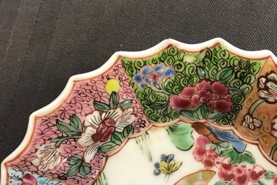 Une tasse et soucoupe polylob&eacute;e en porcelaine de Chine famille rose, Yongzheng