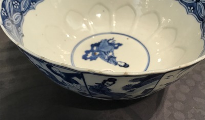 Een Chinese blauwwitte kom met figuren, Kangxi en een klapmuts met blauwwit kraanvogeldecor, wellicht Wanli