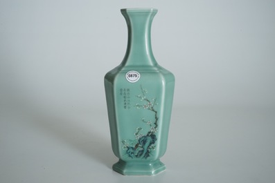 Un vase en porcelaine de Chine c&eacute;ladon &agrave; d&eacute;cor floral avec calligraphie, marque de Qianlong, 19/20&egrave;me